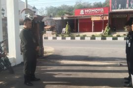 Garda Depan yang Tangguh dan Peduli: Briefing Perdana Perdana yang Di Pimpin Lang Sung Sekretaris PA Sibuhuan di Pos Keamanan ( Security)